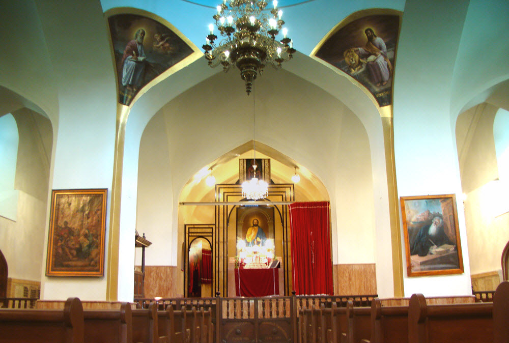 Agenten des Nachrichtendiensts des iranischen Regimes machen eine Kirche dicht