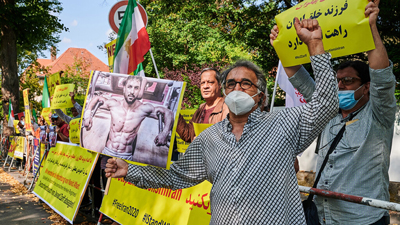 Berlin: Exiliraner und Menschenrechtler protestieren gegen die Hinrichtung von Navid Afkari.