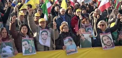 Berlin: Demonstranten erinnerten mit Plakaten und Bildern an die Hinrichtungsopfer im Iran