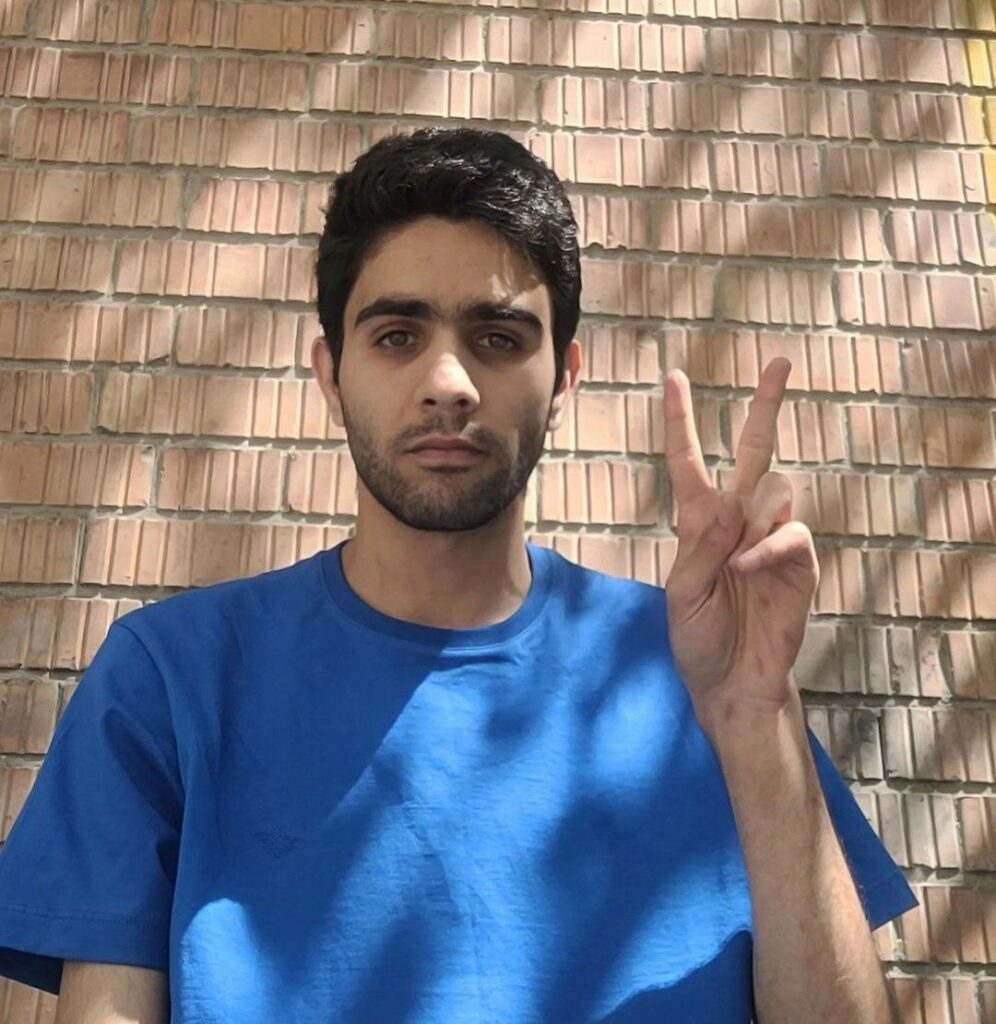 Khashayar Safidi, ein ausgewiesener Student der Kunstuniversität Teheran, wurde vom Teheraner Revolutionsgericht zu einem Jahr Haft verurteilt. 