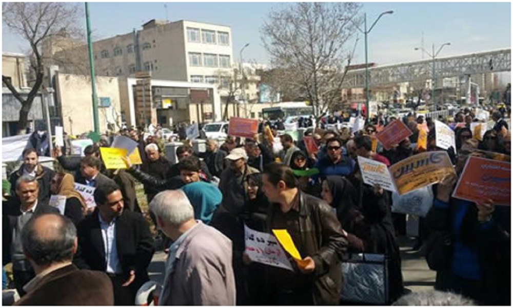 Ausgeplünderte Frauen und Männer veranstalten im Iran Proteste vor dem Parlament