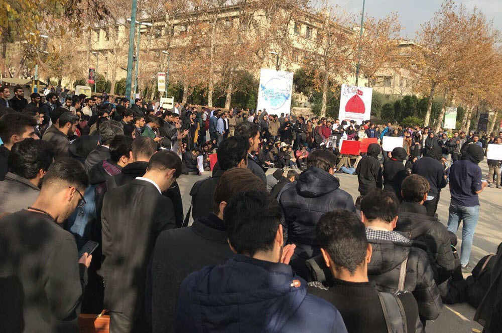 Iran: Studenten protestieren zum „Studententag” trotz der Unterdrückungsmaßnahmen des Regimes