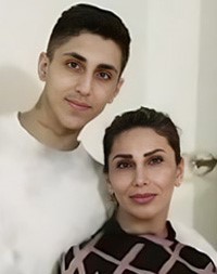 Mahsa Yazdani mit ihrem Sohn Mohammad Javad. Er war 20 Jahre alt, als er im September 2022 während einer Protestkundgebung in der Stadt Sari von Regime-Milizen erschossen wurde.