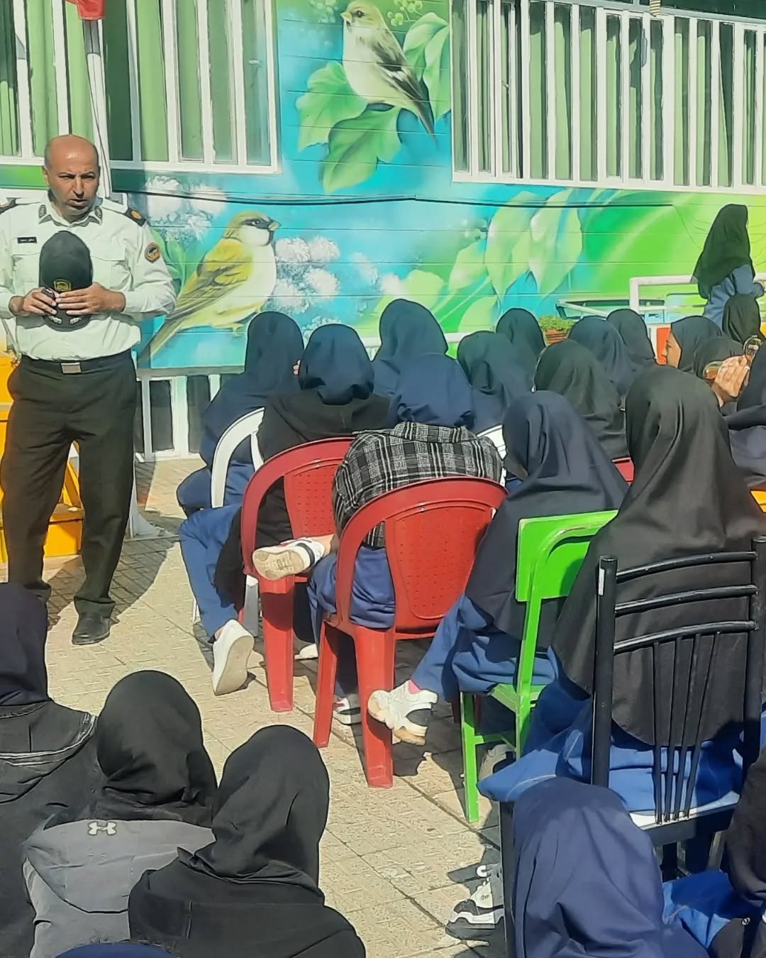Iranisches Regime entsendet Polizei in Schulen Iranisches Regime entsendet Polizei in Schulen