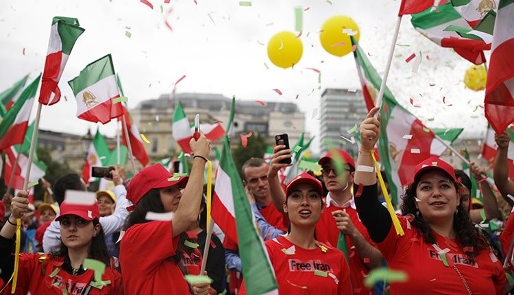 Internationaler Tag der Jugend: Junge iranische Frauen tragen die Fackel der Freiheit