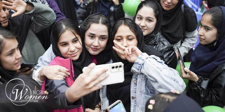 Junge iranische Frauen tragen die Fackel der Freiheit