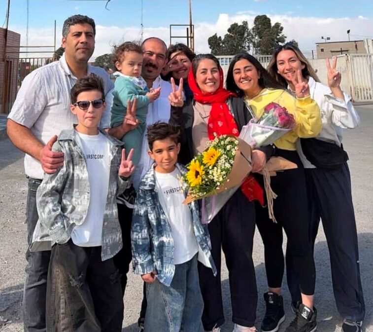 Maryam Akbari Monfared wurde am 8. April 2026 aus dem Qarchak-Gefängnis entlassen, nachdem sie nahezu 17 Jahre Haft ohne einen einzigen Tag Freigang ertragen hatte.
Ihre Freilassung als eine der am längsten inhaftierten politischen Gefangenen Irans stellt einen Moment der Hoffnung für freiheitsliebende Menschen dar, die sich über Jahre hinweg für sie eingesetzt haben. Trotz zahlreicher Erkrankungen und schwerer körperlicher Beschwerden wurde ihr von den Behörden des klerikalen Regimes niemals eine medizinische Behandlung außerhalb des Gefängnisses genehmigt.