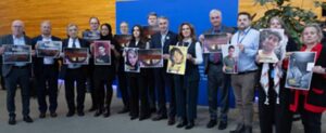 Mit Bildern von Todesopfern protestieren Abgeordnete im EU-Parlament gegen die gewaltsame Unterdrückung im Iran.